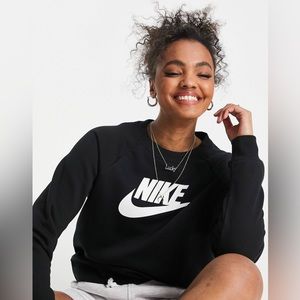 Nike Essential Women’s Crewneck Sweater in XL